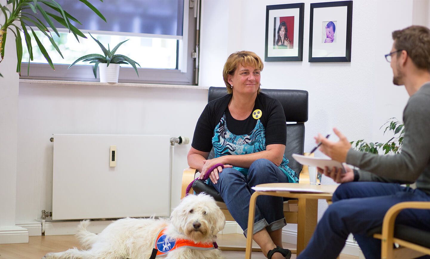 Mann und Frau unterhalten sich