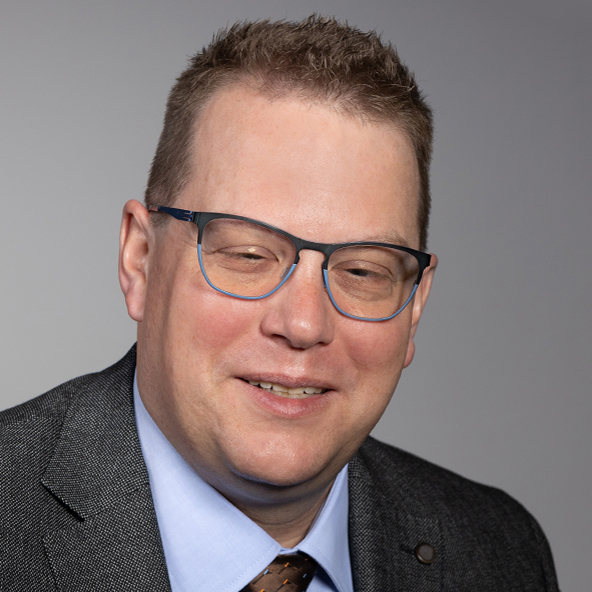 Michael Mohr Porträtbild Michael Mohr mit Hemd, Krawatte und Sakko